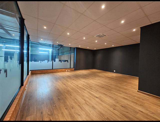 530M² WAREHOUSE TO LET IN LONGLAKE
